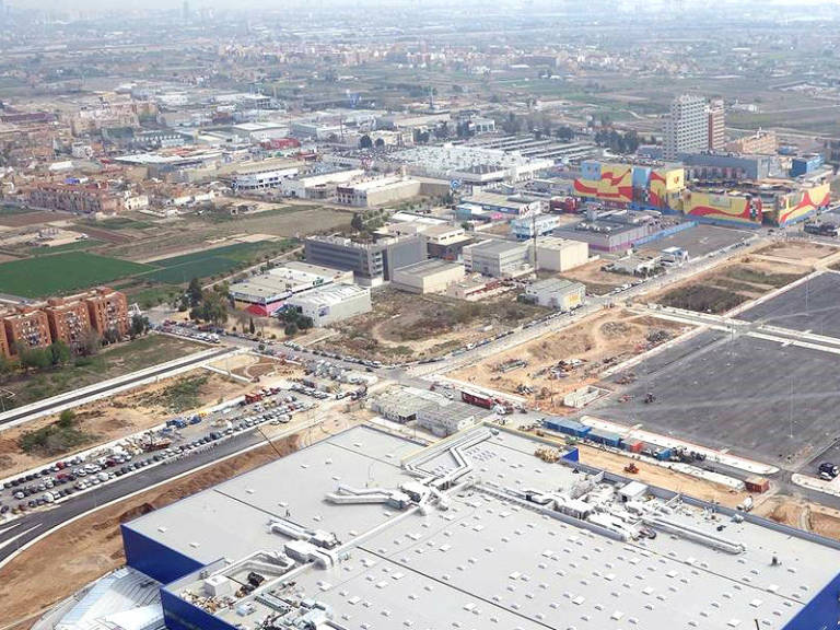 Solar municipal junto a Ikea, en el centro de la imagen