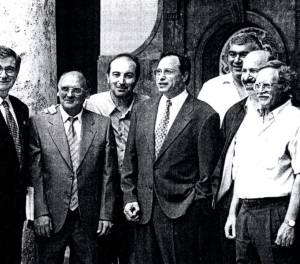 Membres dels 10 d'Alaquàs –falten Laura Pastor i Xavier Navarro– 25 anys desprès (any 2000), poc abans de l'assassinat d'Ernest Lluch. De Esquerra a dreta: Ernest Lluch, Josep Corell, Carles Dolç, Vicent Soler, Carlos Martínez Llaneza, Josep Guia, Francesc Candela i JJ Pérez Benlloch.