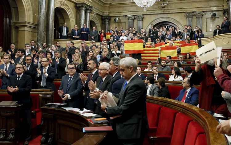 09/11/2015 - Los diputados del PP exhiben banderas españolas y catalanas en el Parlament