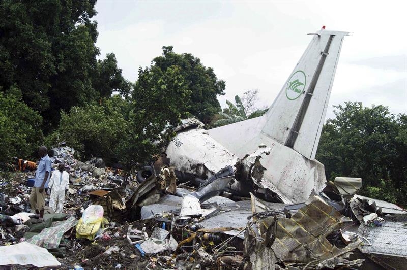 04/11/2015 - Al menos 40 muertos al estrellarse un avión de carga en Sudán