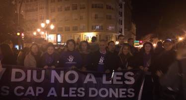 Cientos de personas han participados esta tarde, en la manifestación que numerosos colectivos han convocado en el Día Internacional contra la violencia machista, que este año ha causado ya la muerte de nueve mujeres en la Comunitat Valenciana. Foto: No Más Lágrimas