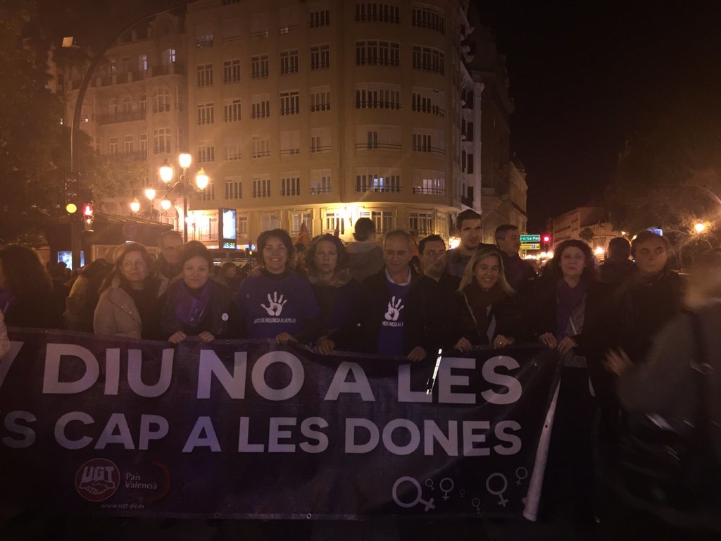 Cientos de personas han participados esta tarde, en la manifestación que numerosos colectivos han convocado en el Día Internacional contra la violencia machista, que este año ha causado ya la muerte de nueve mujeres en la Comunitat Valenciana. Foto: No Más Lágrimas