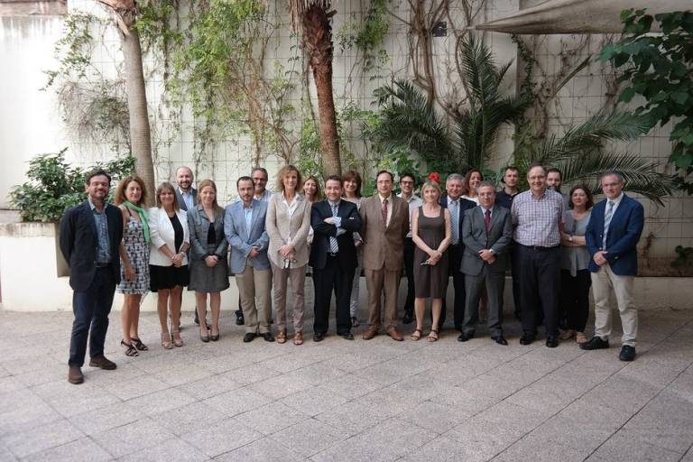 Manuel Illueca, director general del IVF, con los empleados del centro