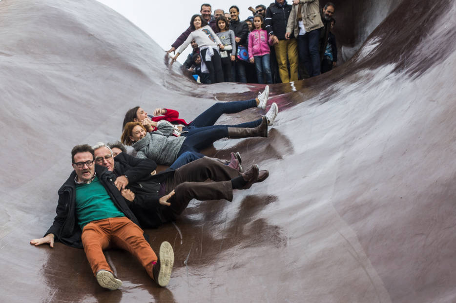 29-12-2015. Joan Ribó y su equipo en el tobogán en el 25 aniversario de Gulliver (Foto: Eva Máñez)