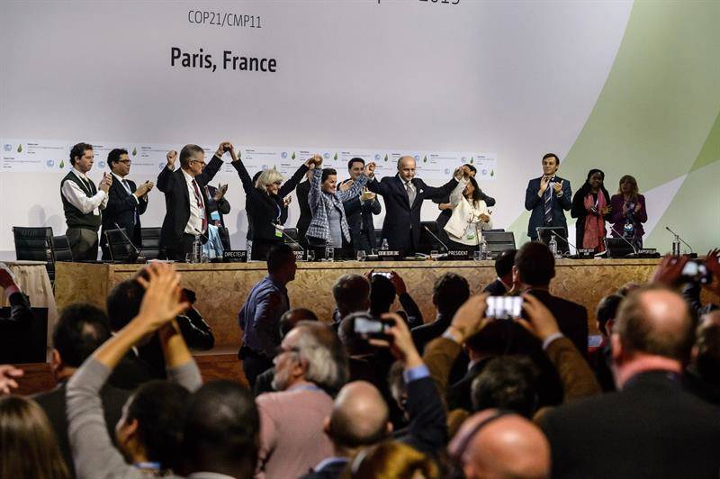 12-12-2015. Los participantes en la Conferencia Mundial sobre Cambio Climático de París (COP21), presidida por Laurent Fabius, celebran el acuerdo final para detener el calentamiento global. EFE/EPA/CHRISTOPHE PETIT TESSON