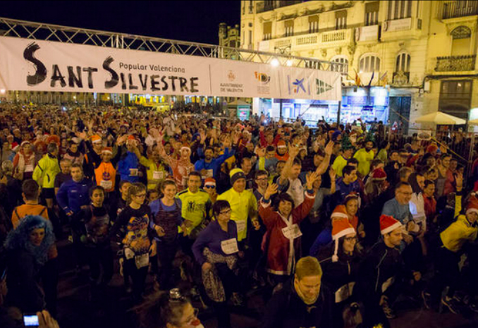 30-12-2015. El atleta marroquí Jaouad Tougane en categoría masculina y la francesa Liv Westphal en la femenina se impusieron en la San Silvestre Popular Valenciana, en la que participaron 17.000 personas.