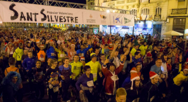 30-12-2015. El atleta marroquí Jaouad Tougane en categoría masculina y la francesa Liv Westphal en la femenina se impusieron en la San Silvestre Popular Valenciana, en la que participaron 17.000 personas.