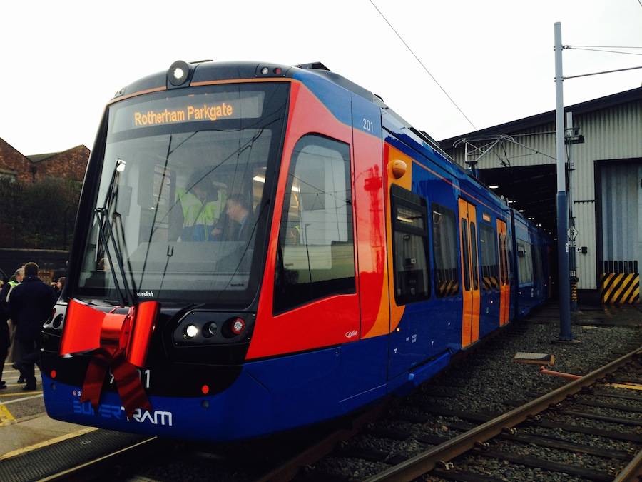 10.12.2015. Llegada del primer trem-tram fabricado por Vossloh España a la ciudad británica de Sheffield