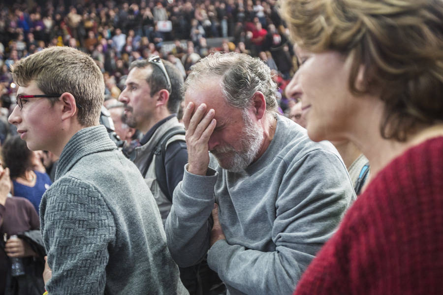 24-01-2015 UN HOMBRE SE EMOCIONA EN EL PRIMER  MITIN DE 'PODEMOS' EN VALENCIA