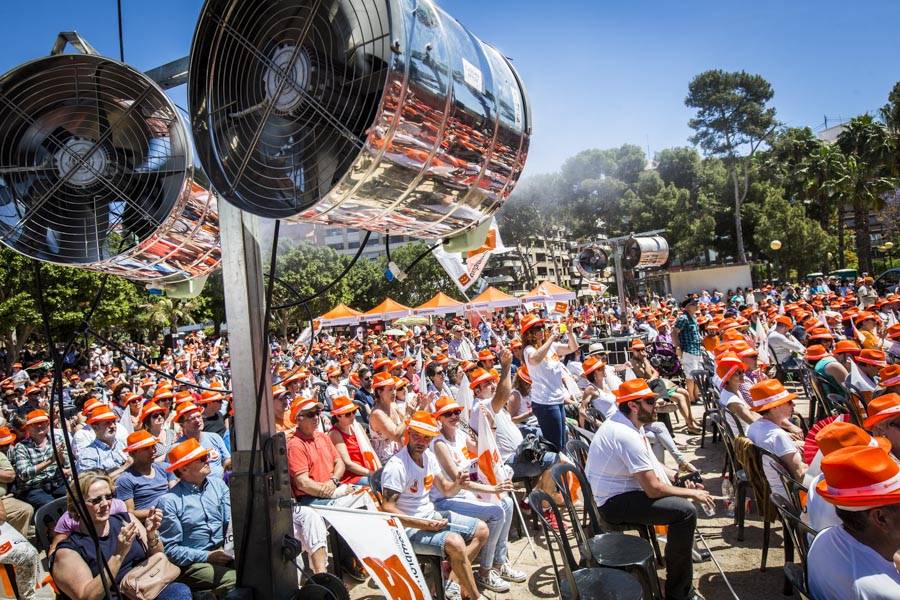 17-05-2015 UNOS VENTILADORES DE VAPOR DE AGUA INTENTAN MITIGAR LAS  ALTAS TEMPERATURAS EN EL MITIN CENTRAL DE  COMPROMÍS  EN EL PARQUE DEL OESTE DE VALENCIA