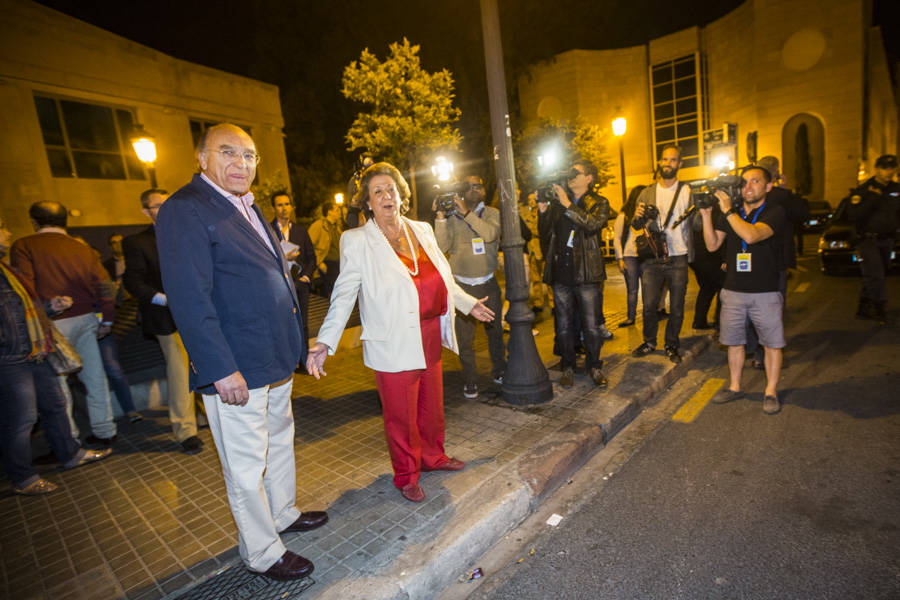 25-05-2015 RITA BARBERA ESPERA A SU COCHE PARA ABONDONAR  LA SEDE DEL PP LA NOCHE ELECTORAL DE  LAS PASADAS ELECCIONES AUTONÓMICAS