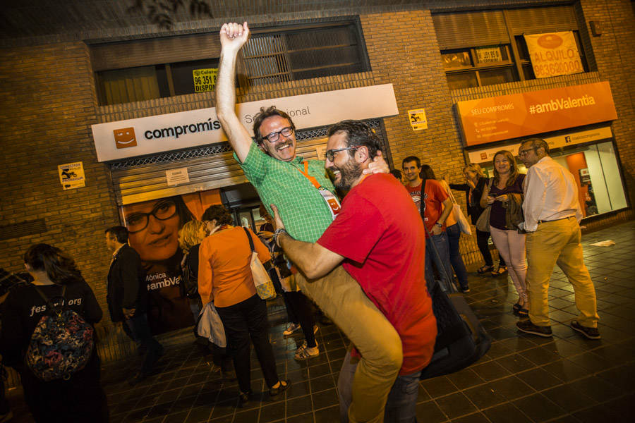 25-05-2015 GIUSEPPE GREZZI SE ABRAZA A UN MILITANTE DURANTE LA NOCHE ELECTORAL EN LA SEDE DE COMPROMIS EN LAS PASADAS ELECCIONES AUTONÓMICAS