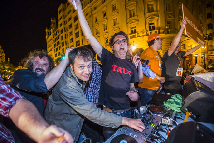 25-05-2015 Sound System a lomos de un tractor . Miles de valencianos se reunieron en la Plaça de l'Ajuntament de Valencia para celebrar la derrota electoral de la alcaldesa Rita Barberá y el ascenso de Compromís como segunda fuerza política.