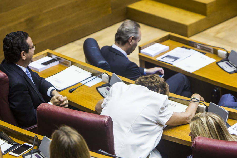 11-06-2015   Rita Barberá haciendo brulaen su escaño en la constiutción de les Corts Valencianes