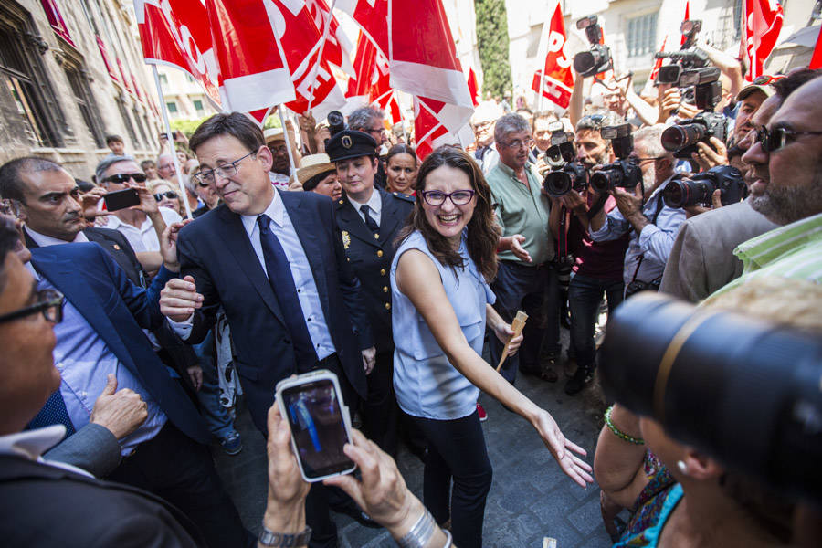 28-06-2015 Ximo Puig y Monica Oltra  saludan a la salida de las  Corts en el día de su investidura