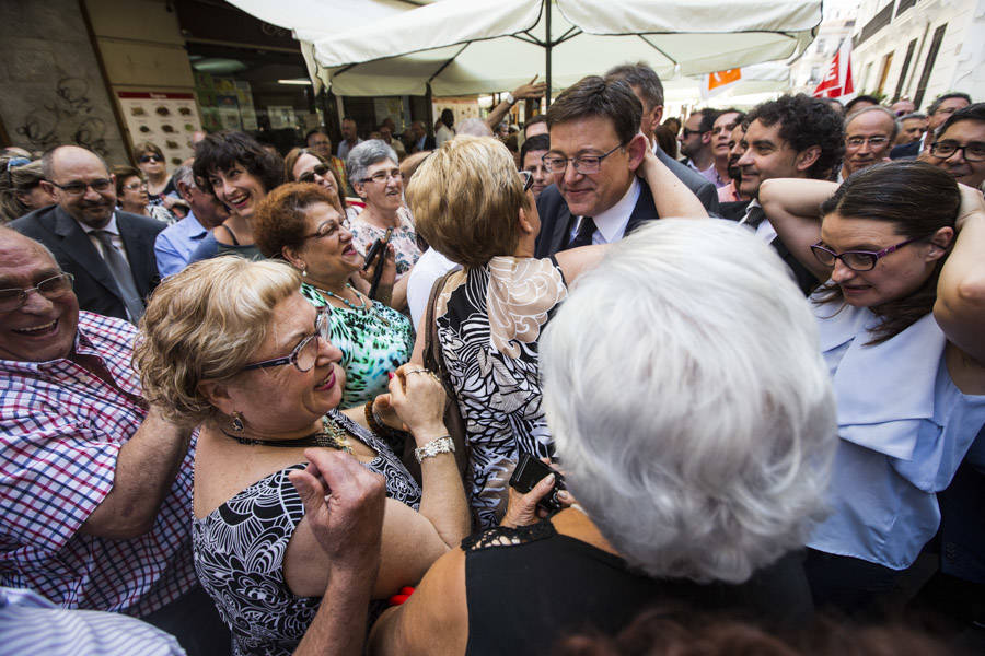 28-06-2015  Ximo Puig y Monica Oltra  saludan a la salida de las  corts en el día de su investidura