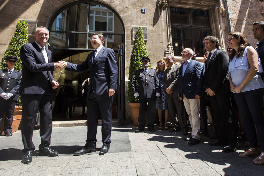 28-06-2015 El popular  Alberto Fabra da el relevo al socialista  Ximpo Puig a las puertas dela Generalitat