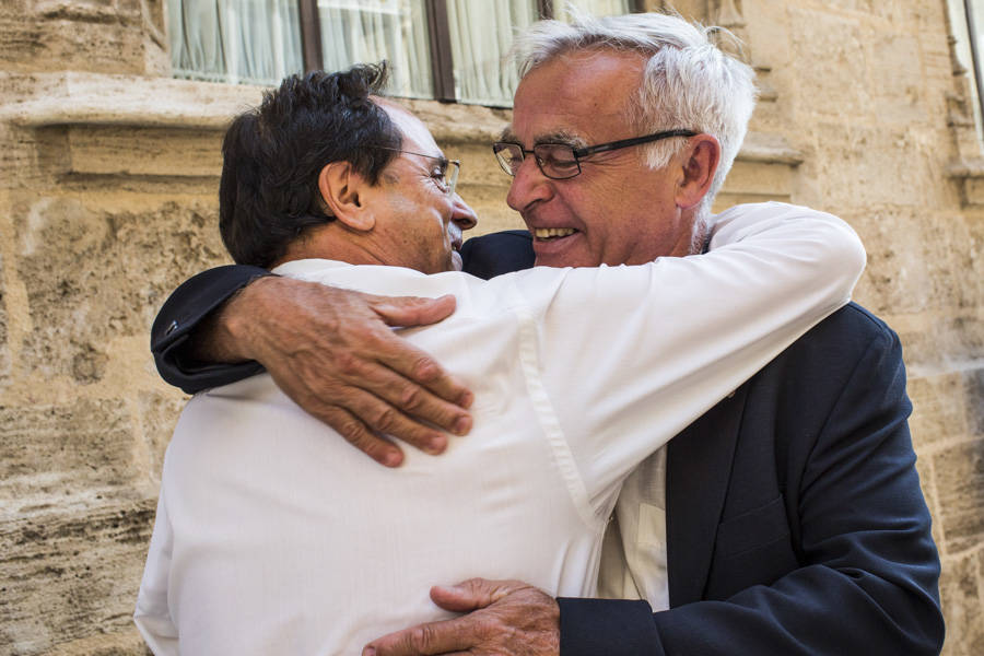 30_06_2015  Joan Ribó y Vicent Soler se saludan emocionados en la TOMA DE POSESIÓN DE LAS CONSELLERIAS Y TRASPASO DE CARTERAS