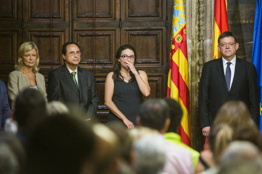 30_06_2015 TOMA DE POSESIÓN DE LAS CONSELLERIAS Y TRASPASO DE CARTERAS. La vicepresidenta del Consell Monica Oltra visiblemente emocionada llora al escuchar el himno de Valencia