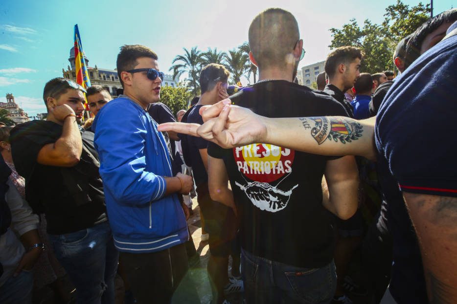 9-10-2015 Procesión cívica de la Senyera. día de la comunidad Valenciana 9 D'Octubre. Elementos ultras intentan desestabilizar la marcha