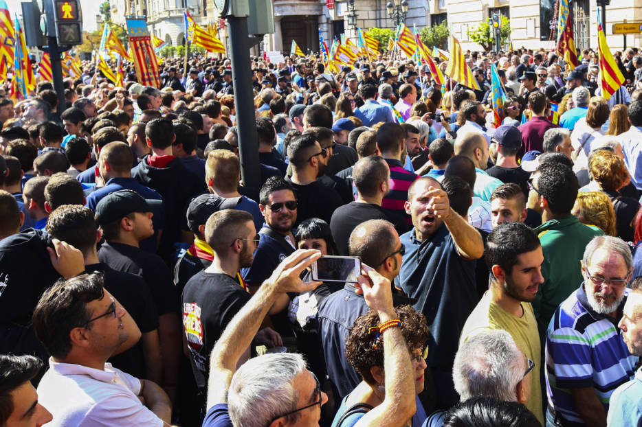 28-06-2015 Ximo Puig y Monica Oltra  saludan a la salida de las  corts en el día de su investidura