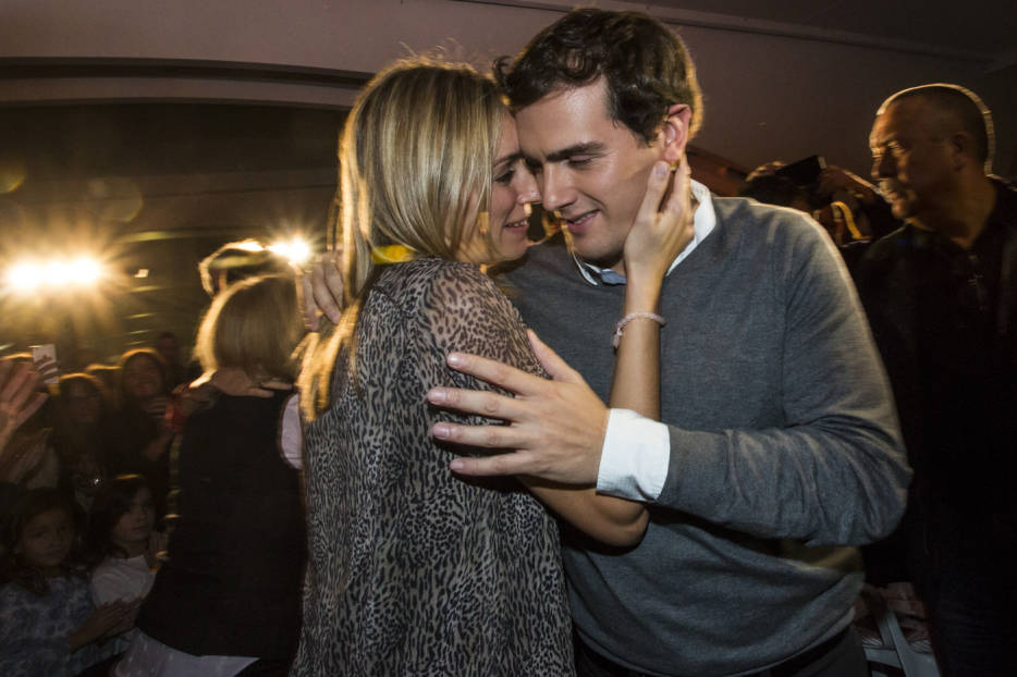 12-12-2015 Albert Rivera abraza a su novia en el   mitin central de  Ciudadanos en la de las Ciudad Artes y las Ciencias.