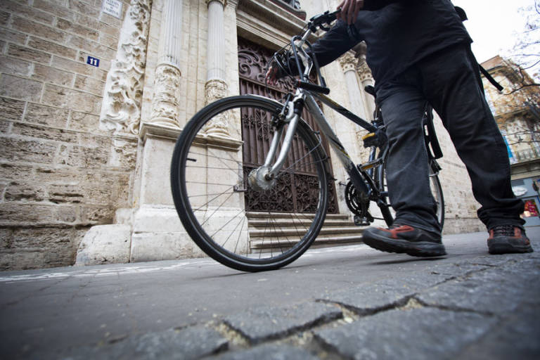 Ciclista por las calles de Valencia (Eva Máñez)