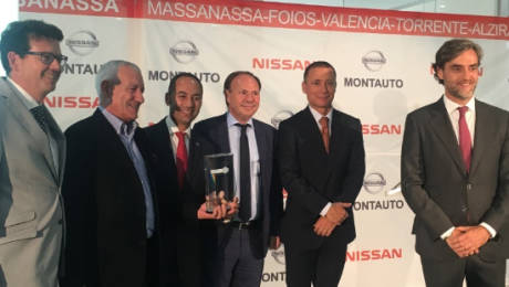 Foto: Ricardo Toro, Eloy Dura, Bartolome Poyatos, Emilio Donat y Rafael Monllor posan con el Premio Nissan Award 2016.