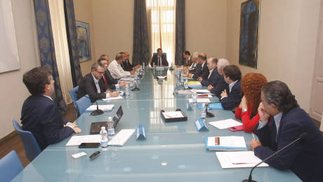 Un instante de la reunión de la mesa técnica de la zona franca. Foto: EFE