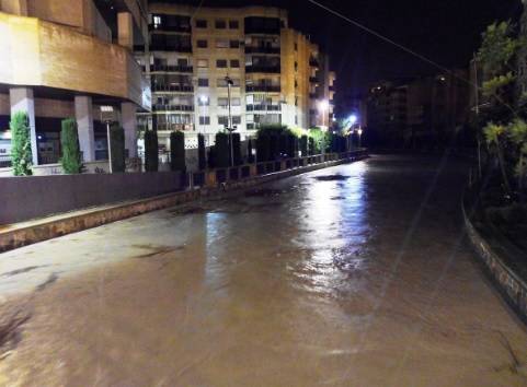 Foto: Foto de Manu Mazón, publicada por MeteoOrihuela, donde se ve el río Segura a su paso por el casco urbano de Orihuela