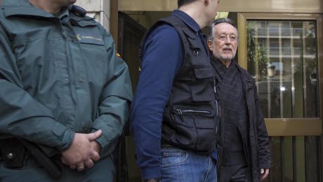 Agentes de la Guardia Civil se llevan a Alfonso Grau de su domicilio. Foto: Marga Ferrer