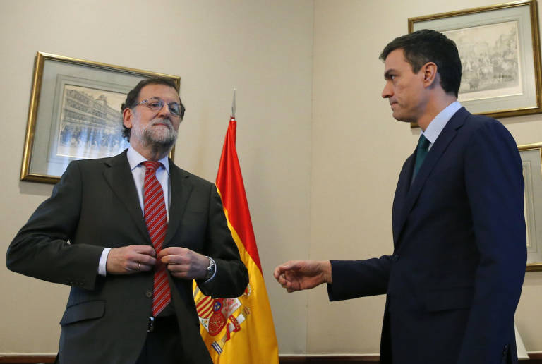 Mariano Rajoy evita el saludo a Pedro Sánchez. Foto: EFE/Zipi