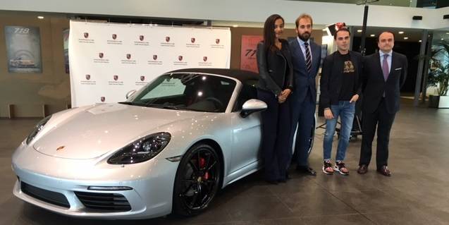 Foto: Fernando Irurzum director de Porsche Valencia, Ion Fiz diseñador, Amal Fashamu modelo-bloguear y José María Taulet jefe de ventas posan con el nuevo Porsche 718.