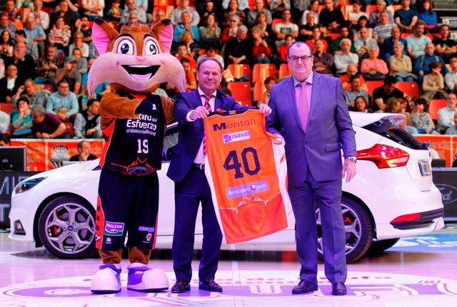 Foto: Bartolomé Poyatos recibe de parte de Vicente Solá la camiseta conmemorativa del 40º Aniversario de Ford Montalt.