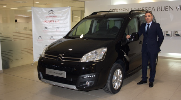 Pie de foto: Manolo Comitre, responsable comercial de Citroën Ugartesa, junto al Berlingo Serie Especial 20 Aniversario