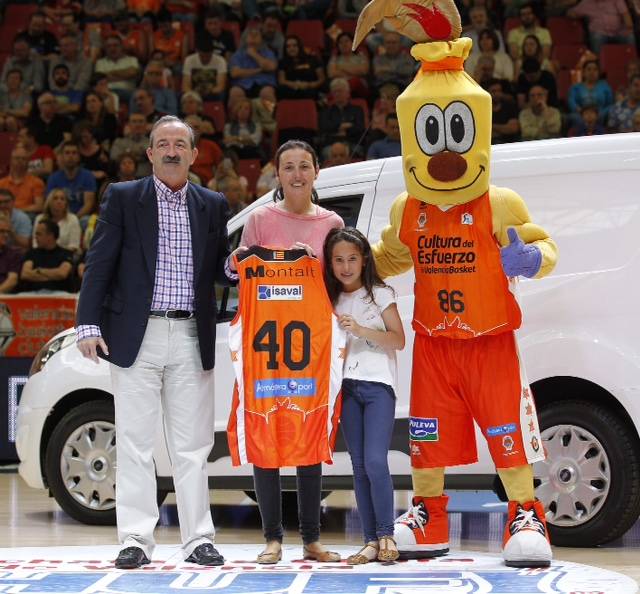 Pies de Foto: Carlos Casañ entrega la camiseta conmemorativa firmada por los jugadores del VBC y recoge la mención de manos de dirigentes del Club.