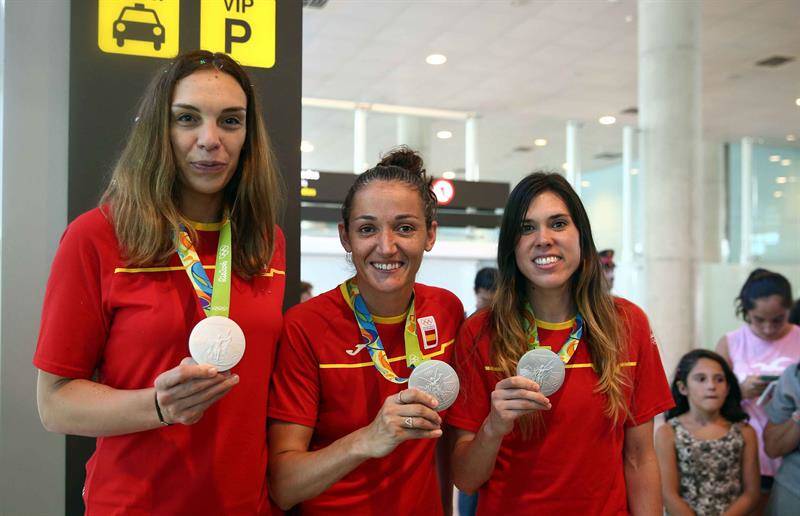 23/08/2016. Las jugadoras de la selección española de baloncesto Lucila Pascua, Laia Palau, y Anna Cruz posan con la medalla de plata conseguida en los Juegos Olímpicos de Río de Janerio, a su llegada hoy al aeropuerto de El Prat (Foto: EFE)