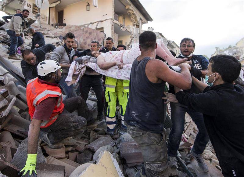 24/08/2016. Una mujer herida es rescatada de entre los escombros de un edificio en Amatrice, en el centro de Italia, hoy, 24 de agosto de 2016. Al menos 19 personas han fallecido y hay decenas de heridos tras el terremoto de 6 grados en la escala Richter que ha sacudido el centro de Italia esta madrugada, según informó la televisión pública RAI (Foto: EFE)