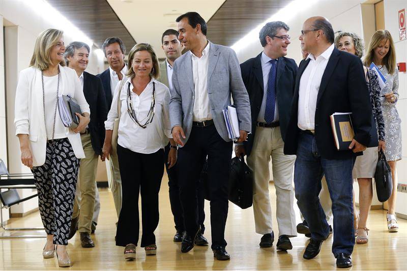 25/08/2016. Los integrantes de la comisión negociadora de Coalición Canaria (CC-PNC) Ana Oramas (2-i), José Miguel Barragán (3-d), María del Mar Julios (2-d) y Pablo Rodríguez Cejas (3-i, segunda fila), y los miembros del equipo designado a tal efecto por el Partido Popular Fernando Martínez-Maillo (c), Fátima Báñez (i), Álvaro Nadal (4-d) y Carlos Floriano (2-i, segunda fila), entre otros, se dirigen a la reunión que han mantenido hoy en el Congreso para negociar el apoyo de los nacionalistas canarios a la investidura de Mariano Rajoy como presidente del Gobierno (Foto: EFE)