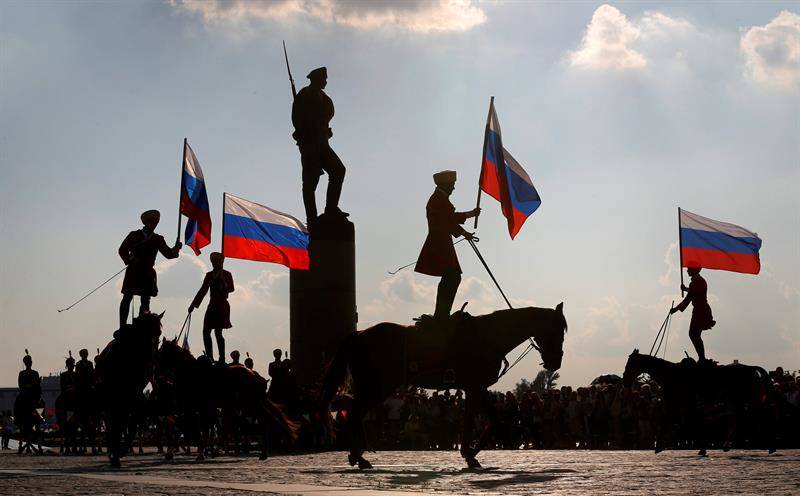 22/08/2016. Miembros de la caballería del regimiento presidencial portan la bandera nacional durante el Día de la Bandera en la colina Poklonnaya en Moscú, Rusia hoy 22 de agosto de 2016. La onomástica recuerda al 22 de agosto de 1991 cuando el Consejo supremo de la República Socialista Federativa Soviética de Rusia cambióla bandera comunista por la rusa tras el intento del golpe de estado contra el gobierno de Mijaíl Gorbachov (Foto: EFE)