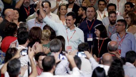 Pedro Sánchez durante su entrada al 39º Congreso Federal del PSOE. Foto: EFE