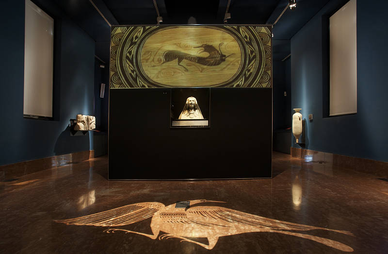 MUSEO ARQUEOLÓGICO DE ALICANTE  (Plza. Dr. Gómez Ulla, s/n.), Sala de la Cultura Ibérica, ‘Región de la Contestania’. Esta exposición sitúa a sus visitantes cronológicamente y geográficamente en el ámbito Ibérico. Los Contestanos fue un pueblo que habitó en Alicante. Esta sala está complementada por proyecciones que animan las escenas de las figuras de la cerámica Ibérica para apreciar la riqueza iconográfica que desprenden. En esta sala también hay otros temas como: El poblamiento y los aspectos económicos, artesanales y sociales; La región y el espacio funerario; Los íberos y Roma. Esta exposición es permanente. J. GREGORI