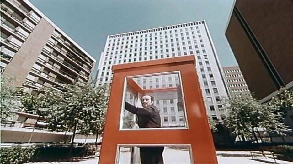 4. LA CABINA (Antonio Mercero, 1972). El rey de los mediometrajes españoles es una cinta de terror a plena luz del día y con un cielo despejado. José Luis López Vázquez, enfundado en su traje de hombre corriente, pasa de la escena surrealista de quedarse encerrado en una cabina a una sofocante situación final. El calor se transmite hasta el asiento del espectador. E.VIÑAS