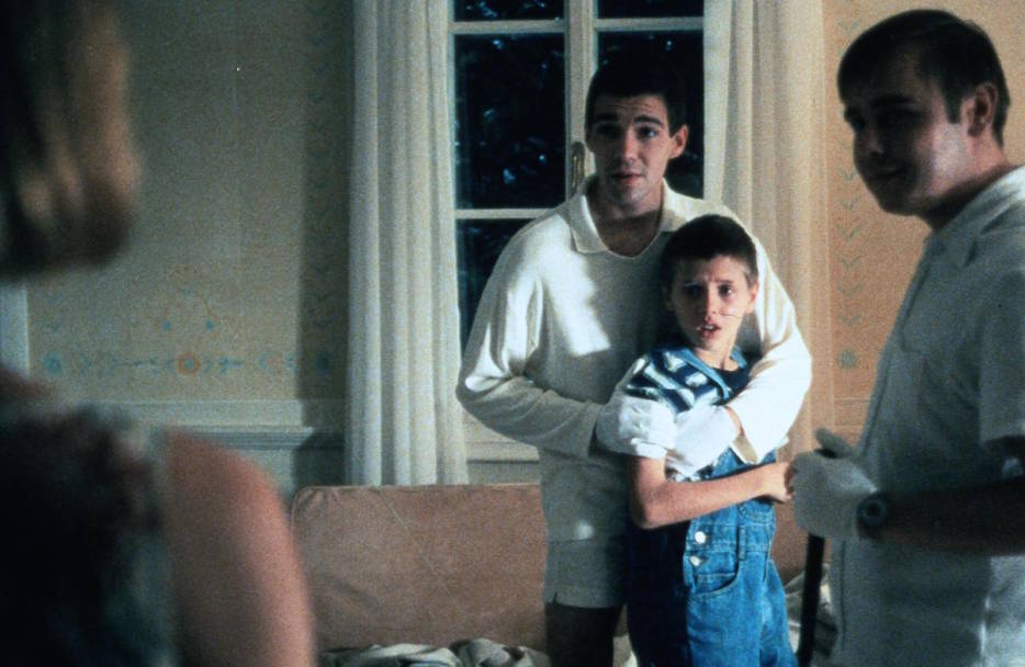 2. FUNNY GAMES (Michael Haneke, 1997). El director austriaco desespera hasta lo insoportable al espectador con una cinta no exenta de momentos de cine interesantes. Por ejemplo, la ruptura de la cuarta pared, implicando al espectador. O, también, destrozando la situación de partida: unas vacaciones idílicas en un lugar bucólico para la familia perfecta. Una idea que ya se desprende desde sus títulos de crédito en un metraje que en su primer visionado resulta eterno. E. VIÑAS