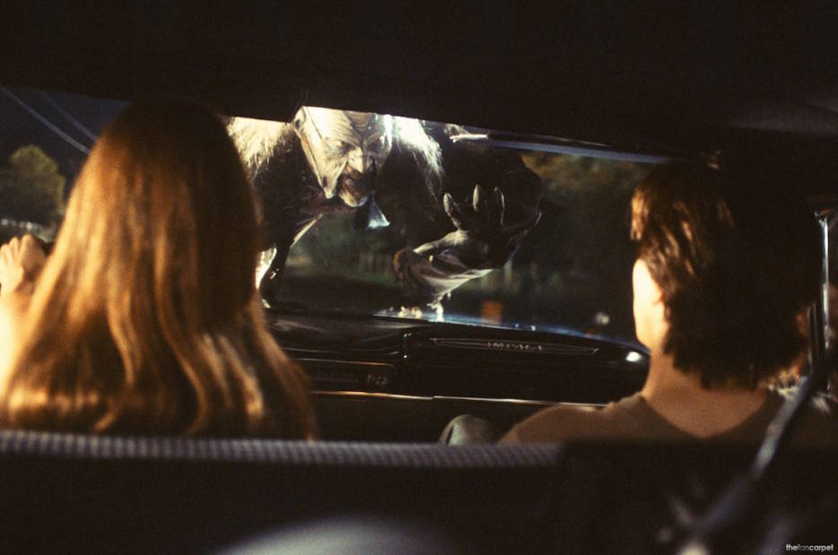 21. JEEPERS CREEPERS (Victor Salva, 2001). Fue una de esas últimas cintas con gran recorrido por los videoclubs de medio mundo y quién sabe si eso ha animado a alguien para que Salva estrene este verano su tercera parte. Dos hermanos cruzan los Estados Unidos hasta que se topan con una extraña criatura en el camino. La persecución que se inicia no tendrá tregua. Estrenada en la Sección Oficial de Sitges, la película va decayendo, pero aún así cuenta con ingredientes veraniegos para un pase. E. VIÑAS