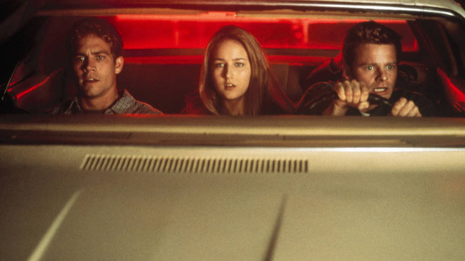 26. NUNCA JUEGUES CON EXTRAÑOS (John Dahl, 2001). Perteneciente a ese margen de tiempo en el que las agencias de marketing reinterpretaban los títulos originales con libertinaje (‘Joy Ride’), en esta road movie descubrimos a Paul Walker. El famoloso actor de la saga ‘A todo gas’ es uno de los jóvenes que se meten en problemas en un plácido verano para otra cinta fácil de terror. E. VIÑAS