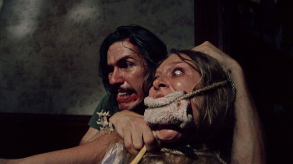 9. LA MATANZA DE TEXAS (Tobe Hooper, 1974). Cualquier tarde de verano resulta idónea para vivir una pesadilla. Así lo demostró Hooper con una de las cintas fundacionales del ‘slasher’. La dirección no es solo fantástica, sino que aporta retos formales en el movimiento de cámara. Quizá los más interesantes desde Romero y hasta le llegada de Raimi. Profanar una tumba no sale barato. Ni siquiera en un metraje tan preciso e irreverente. E. VIÑAS