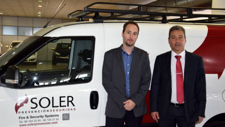 Foto: Juan Górritz, jefe de Ventas de Opel Palma y Vicente Soler.