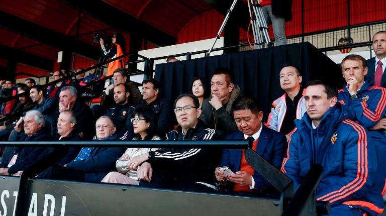 Peter Lim junto a Gary Neville y Phil Neville. / Foto: Valencia CF.