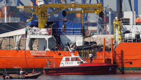 El barco Aquarius ya en València. Foto: EFE/MANUEL BRUQUE